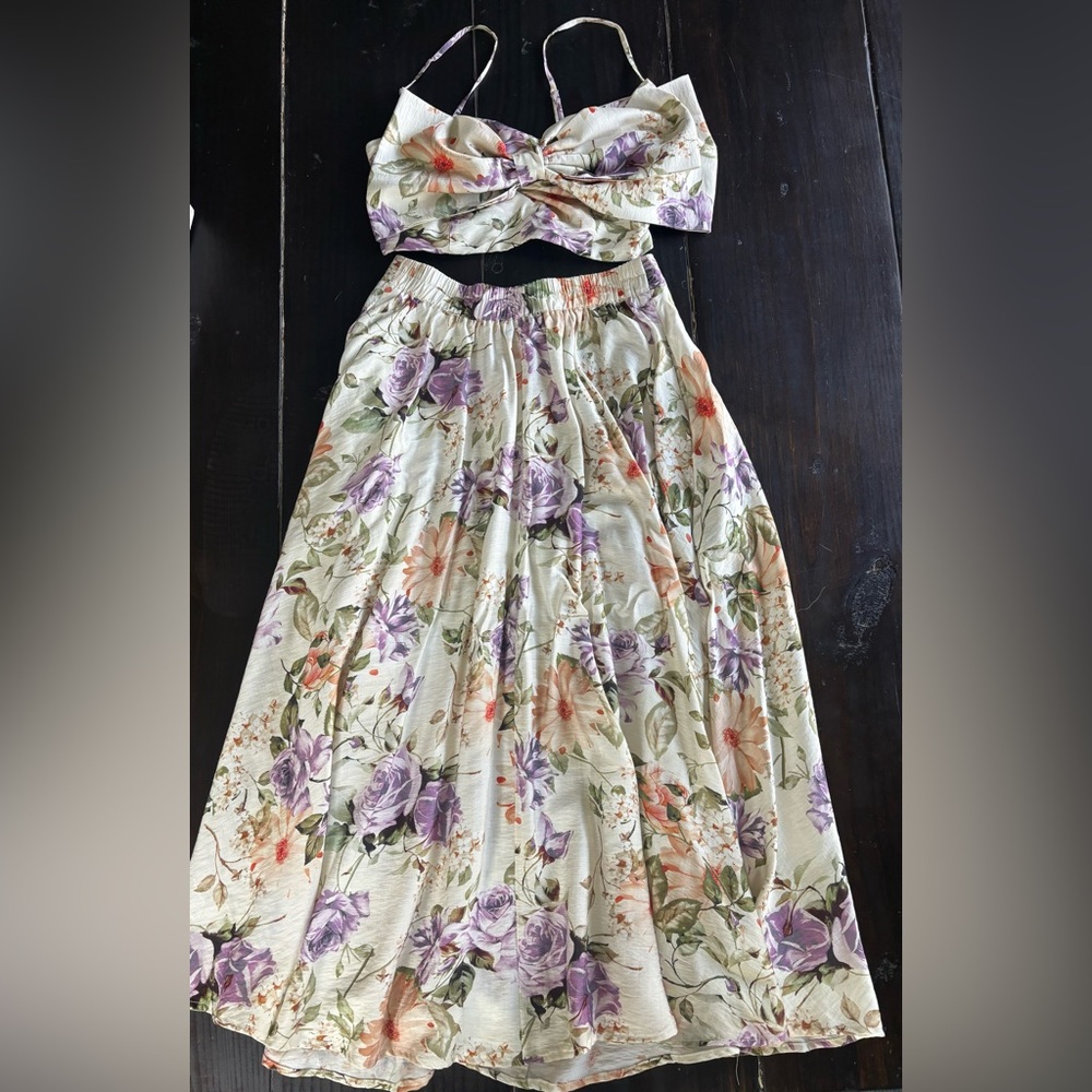 Aakaa Floral Ensemble Bra Top and Midi Skirt Set. - Picture 9 of 9